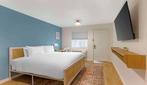 Standard Room, 1 King Bed, Kitchenette, Poolside