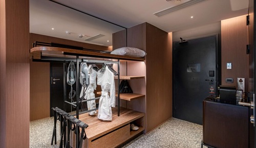 Deluxe Room, 1 King Bed (Mobility & Hearing, Roll-In Shower)
