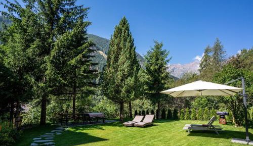 Two-Bedroom Deluxe Apartment with Garden View