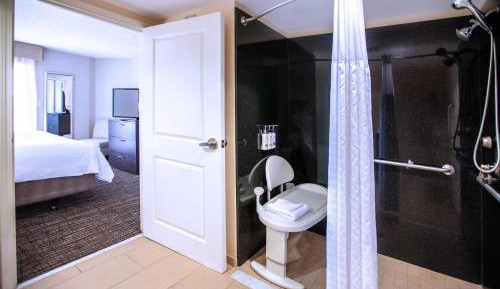 Standard King Room with Roll-in Shower - Mobility Accessible