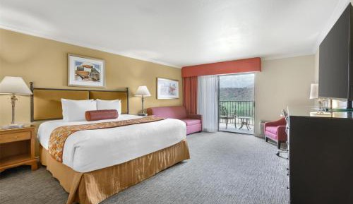 King Room with Red Rock View with Balcony - Non-smoking
