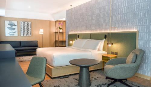 One-Bedroom Corner King Suite
