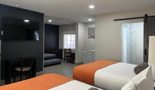 Family Queen Suite with Kitchenette