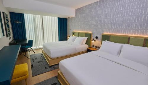 Standard Queen Room with Two Queen Beds and City View - High Floor