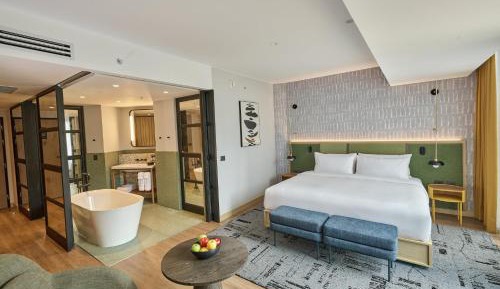 One-Bedroom Corner King Suite with City View
