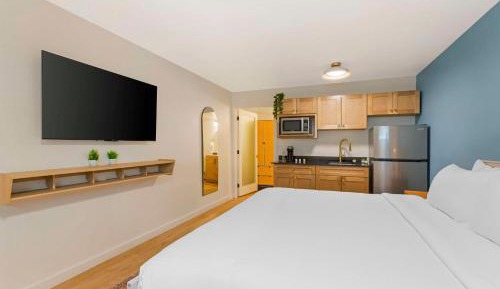 King Room with Roll-In Shower and Kitchenette - Disability/Non-Smoking