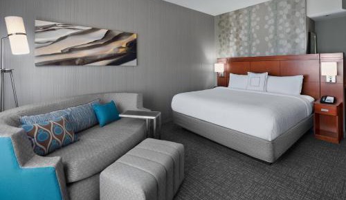 King Room with Roll-In Shower and Transfer Shower - Mobility Access/Hearing Accessible