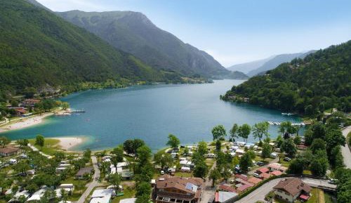 One-Bedroom Apartment with Lake View