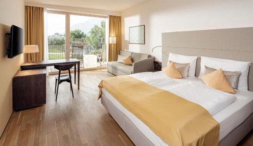 Double Room with Balcony and Garden View