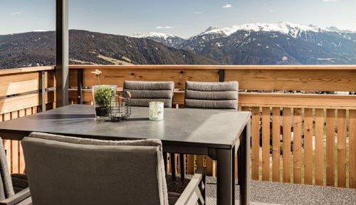 Apartment with Mountain View