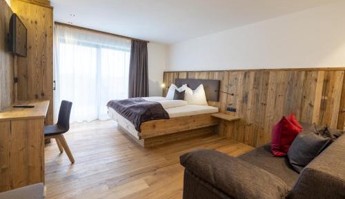 Double or Twin Room with Mountain View