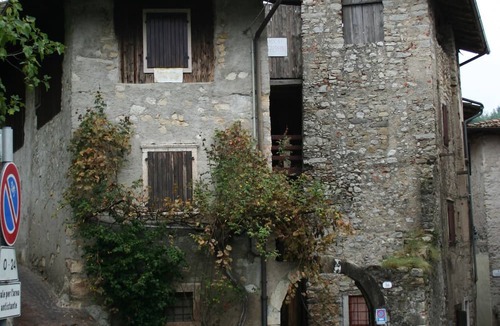 Canale di Tenno Apartment | Antica Dimora Del Gallo Nero - Appartamento Giallo