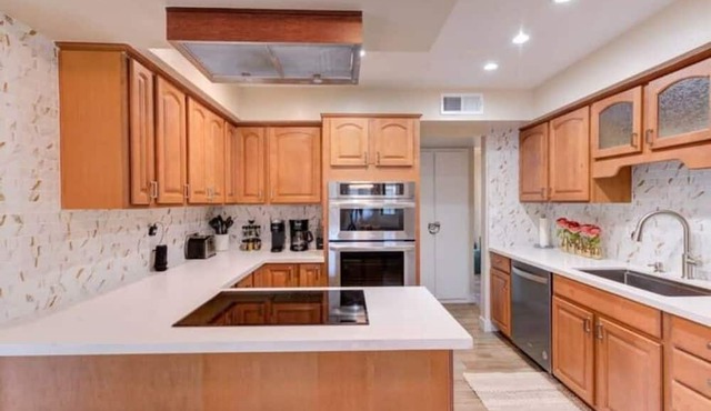Lux Hot Tub Retreat - 6 Min to Old Town Scottsdale
