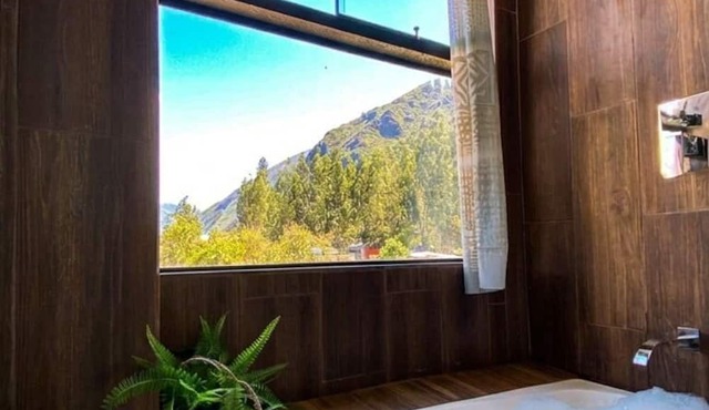 FULLY FURNISHED APARTMENT WITH PANORAMIC VIEWS AND A BATHTUB